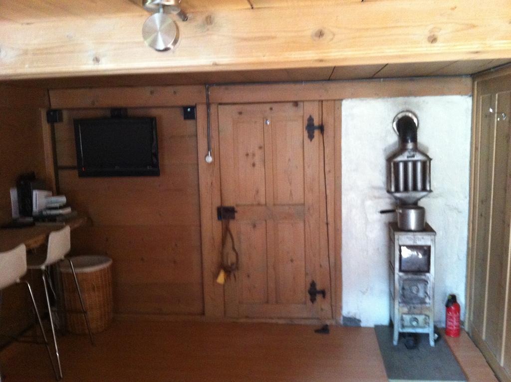 400-Year-Old Vintage Swiss Chalet Hostal Boltigen Habitación foto